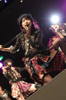 福岡・マリンメッセ福岡で行われた握手会イベントの様子。(c)AKS