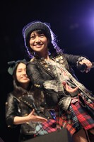 福岡・マリンメッセ福岡で行われた握手会イベントの様子。(c)AKS