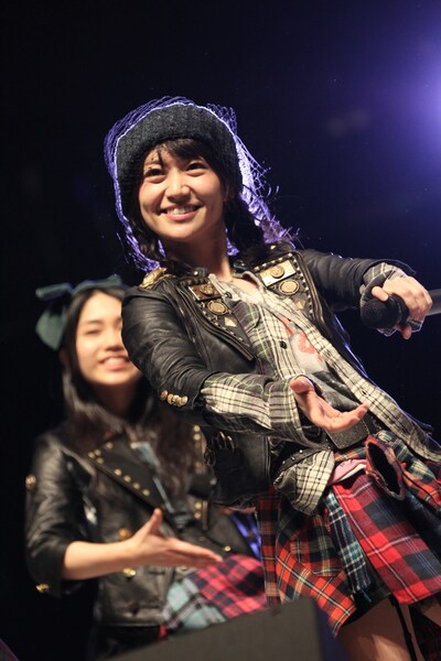 福岡・マリンメッセ福岡で行われた握手会イベントの様子。(c)AKS