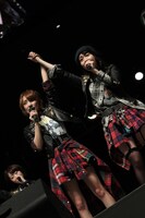 福岡・マリンメッセ福岡で行われた握手会イベントの様子。(c)AKS