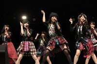 福岡・マリンメッセ福岡で行われた握手会イベントの様子。(c)AKS