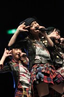 福岡・マリンメッセ福岡で行われた握手会イベントの様子。(c)AKS