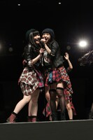 福岡・マリンメッセ福岡で行われた握手会イベントの様子。(c)AKS