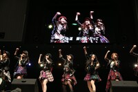 福岡・マリンメッセ福岡で行われた握手会イベントの様子。(c)AKS