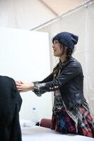 握手をする大島優子。(c)AKS