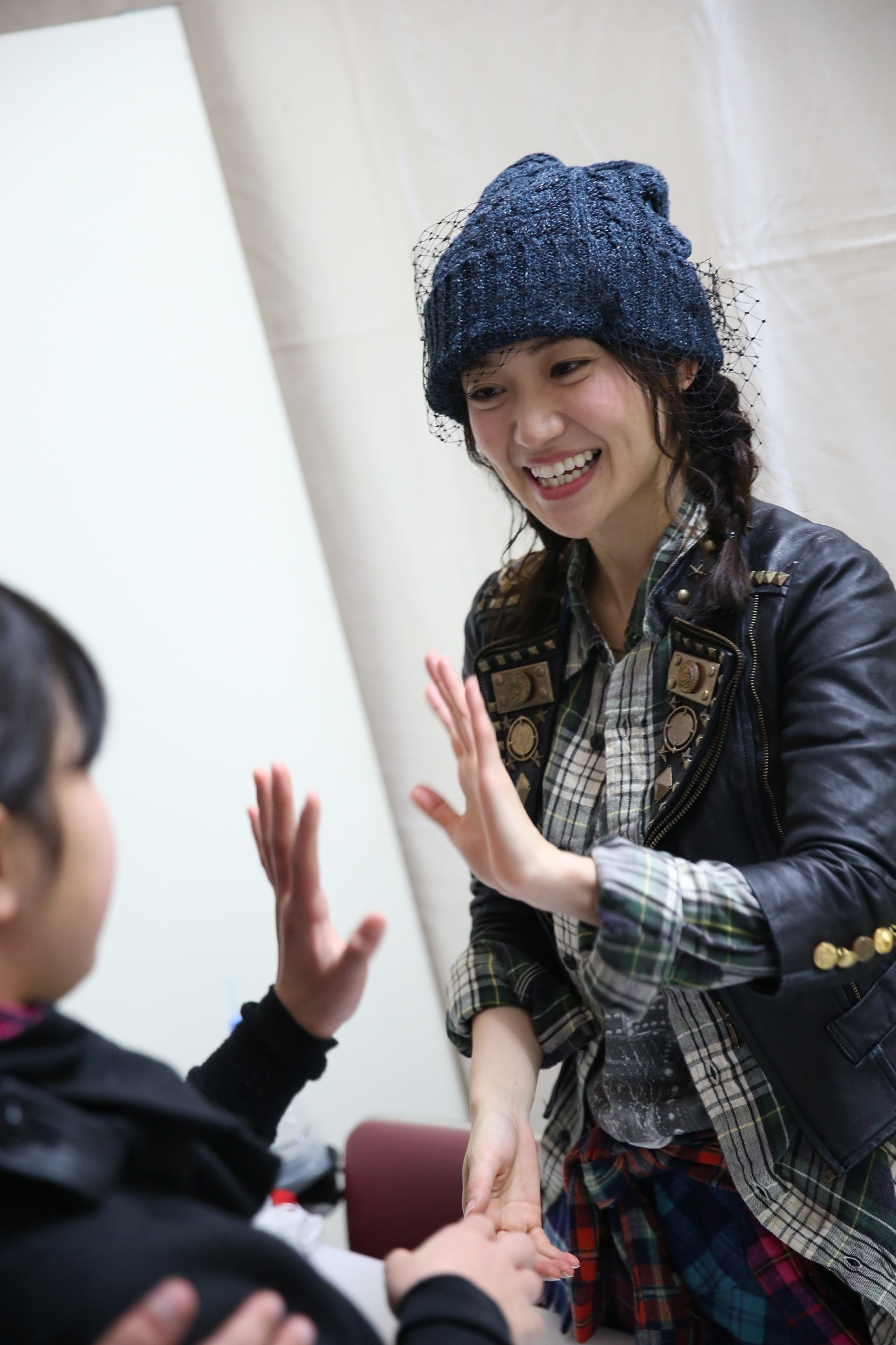 来場者とコミュニケーションをとる大島優子。(c)AKS