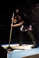 南波志帆は巨大な筆で「新」という漢字を書き上げた。