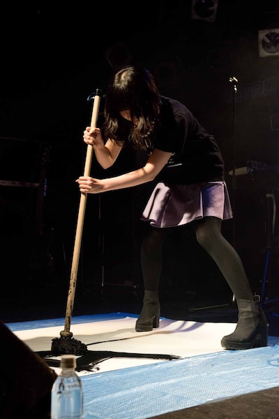 南波志帆は巨大な筆で「新」という漢字を書き上げた。