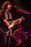 斉藤和義「KAZUYOSHI SAITO LIVE TOUR 2013-2014“斉藤 & 和義”」日本武道館公演の様子。