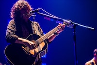 斉藤和義「KAZUYOSHI SAITO LIVE TOUR 2013-2014“斉藤 ＆ 和義”」日本武道館公演の様子。