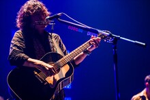 斉藤和義「KAZUYOSHI SAITO LIVE TOUR 2013-2014“斉藤 ＆ 和義”」日本武道館公演の様子。