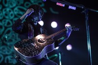 斉藤和義「KAZUYOSHI SAITO LIVE TOUR 2013-2014“斉藤 ＆ 和義”」日本武道館公演の様子。