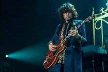 斉藤和義「KAZUYOSHI SAITO LIVE TOUR 2013-2014“斉藤 ＆ 和義”」日本武道館公演の様子。