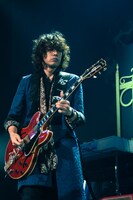 斉藤和義「KAZUYOSHI SAITO LIVE TOUR 2013-2014“斉藤 ＆ 和義”」日本武道館公演の様子。