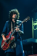 斉藤和義「KAZUYOSHI SAITO LIVE TOUR 2013-2014“斉藤 ＆ 和義”」日本武道館公演の様子。