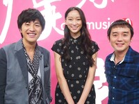 左から北川悠仁、杏、岩沢厚治。