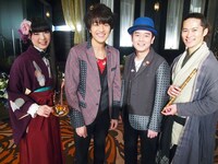 左から秋山璃帆、北川悠仁、岩沢厚治、佐藤和哉。