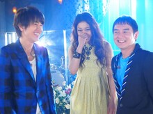 左から北川悠仁、JUJU、岩沢厚治。