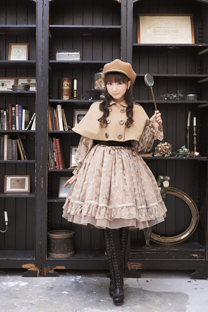 謎解きゲームをイメージして撮影された堀江由衣の探偵風写真。