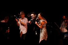 JAY'ED「JBL Juke Box Lounge Vol.4」より、土屋アンナと共演するJAY'ED。