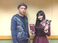 大槻ケンヂ（左）と上坂すみれ（右）のツーショット。