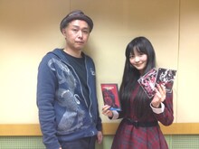 大槻ケンヂ（左）と上坂すみれ（右）のツーショット。