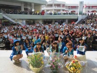 SUPER☆GiRLS「空色のキセキ」大阪・千里セルシーでのリリース記念イベントの様子。