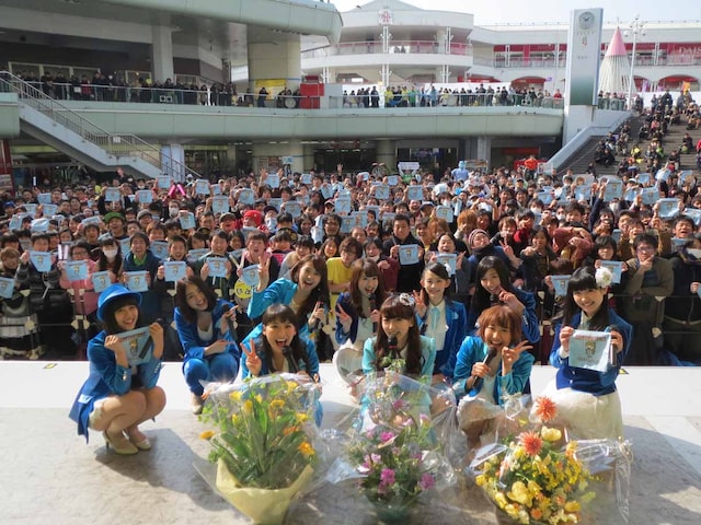 SUPER☆GiRLS「空色のキセキ」大阪・千里セルシーでのリリース記念イベントの様子。