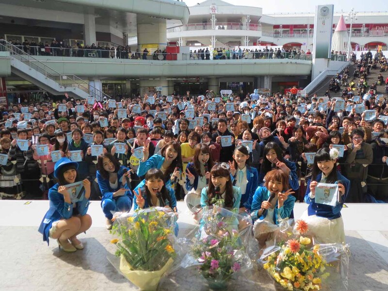 SUPER☆GiRLS「空色のキセキ」大阪・千里セルシーでのリリース記念イベントの様子。