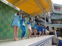 SUPER☆GiRLS「空色のキセキ」大阪・千里セルシーでのリリース記念イベントの様子。