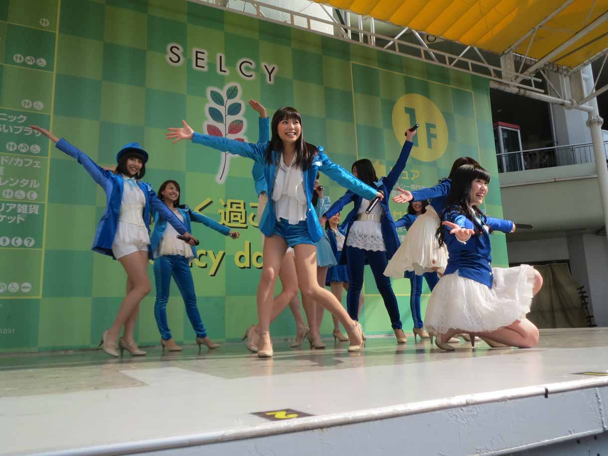 SUPER☆GiRLS「空色のキセキ」大阪・千里セルシーでのリリース記念イベントの様子。