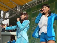 左から八坂沙織、宮崎理奈。