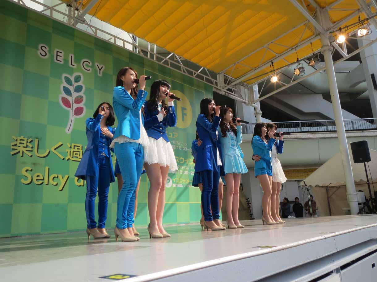 SUPER☆GiRLS「空色のキセキ」大阪・千里セルシーでのリリース記念イベントの様子。