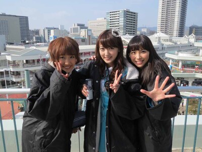 左から渡邉ひかる、八坂沙織、宮崎理奈。