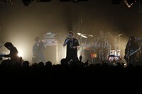 特撮「世界中のロックバンドが今夜も ツアー！ 冬も...」ツアー、東京・LIQUIDROOM ebisu公演の様子。（撮影：中島たくみ）