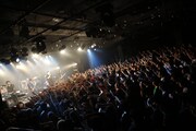 特撮「世界中のロックバンドが今夜も ツアー！ 冬も...」ツアー、東京・LIQUIDROOM ebisu公演の様子。（撮影：中島たくみ）
