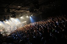 特撮「世界中のロックバンドが今夜も ツアー！ 冬も...」ツアー、東京・LIQUIDROOM ebisu公演の様子。（撮影：中島たくみ）