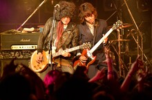 「THE SOLAR BUDOKAN 2014 IN SHIBUYA Vol.1」でセッションする佐藤タイジ（THEATRE BROOK）と和田唱（TRICERATOPS）。（撮影：岡村直昭）