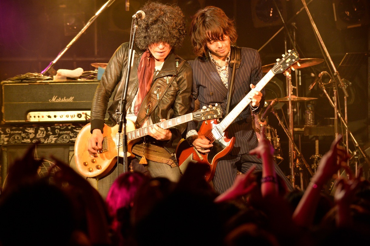 「THE SOLAR BUDOKAN 2014 IN SHIBUYA Vol.1」でセッションする佐藤タイジ（THEATRE BROOK）と和田唱（TRICERATOPS）。（撮影：岡村直昭）