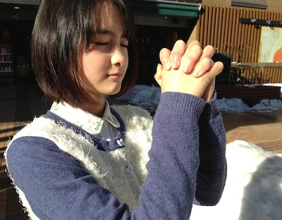 撮影が順調に行われるようお祈りする葵わかな。