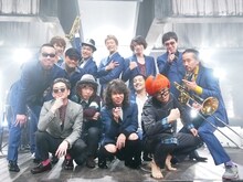 「僕らの音楽」出演時のOKAMOTO'Sと東京スカパラダイスオーケストラ。