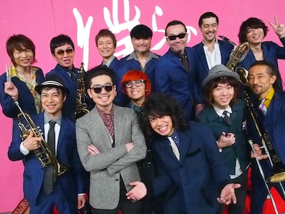 「僕らの音楽」出演時のOKAMOTO'Sと東京スカパラダイスオーケストラ。