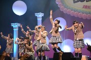 さくら学院「The Road to Graduation 2013 ～Happy Valentine～」の様子。