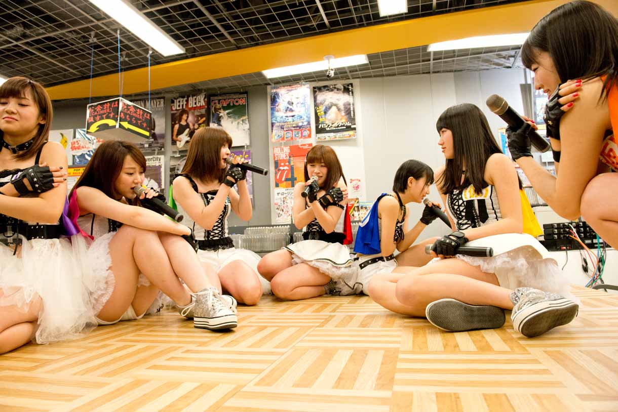 アップアップガールズ（仮）「セカンドアルバム（仮）」リリースイベントの様子。