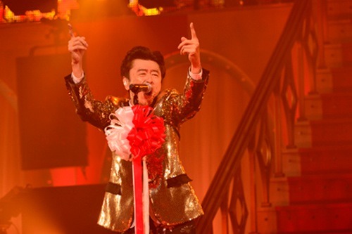 桑田佳祐「Act Against AIDS 2013 桑田佳祐『昭和八十八年度！ 第二回ひとり紅白歌合戦』」の様子。