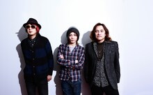 左からIKUO（B）、田澤孝介（Vo）、都啓一（Key）。