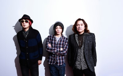 左からIKUO（B）、田澤孝介（Vo）、都啓一（Key）。