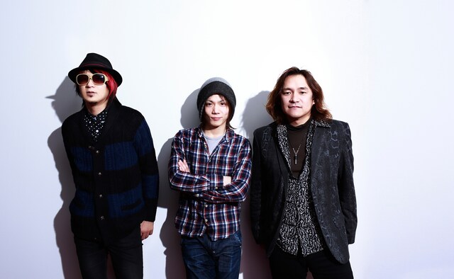 左からIKUO（B）、田澤孝介（Vo）、都啓一（Key）。