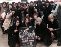 タワーレコード小田原店で記念撮影をするSuGとファン。