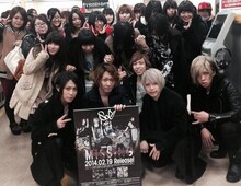 タワーレコード小田原店で記念撮影をするSuGとファン。